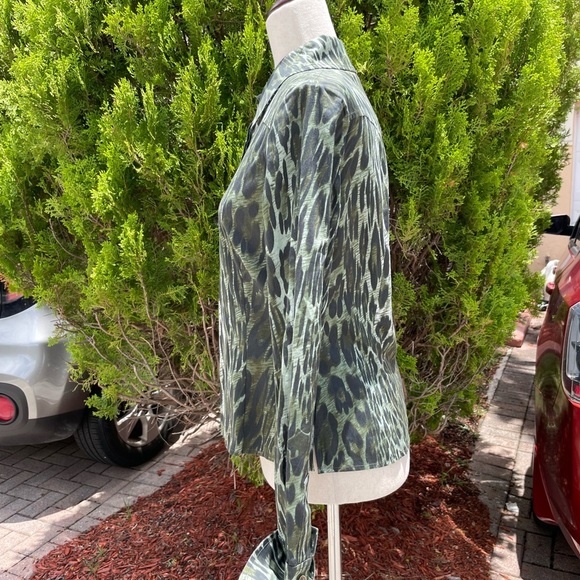 St.John Sport Animal Print Long Sleeve Button Up Top - Picture 4 of 9